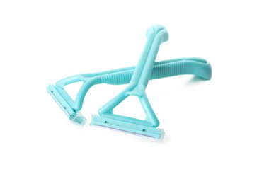 Beyaz arka planda izole edilmiş iki nane jileti.