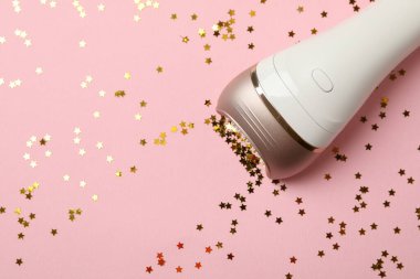 Pembe arkaplanda salgı ve parıltı, metin için boşluk