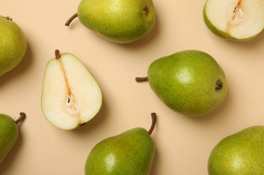 Bej arka planda taze yeşil armutlar, üst görünüm