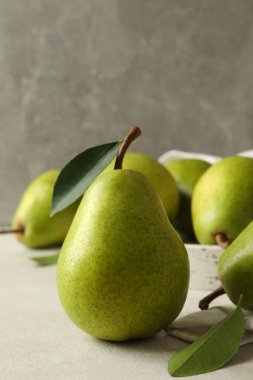 Beyaz desenli armutlu yeşil armut tepsisi