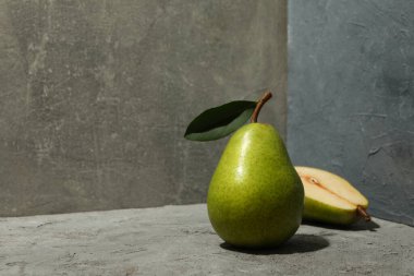 Gri zemin üzerinde taze yeşil armutlar, metin için boşluk