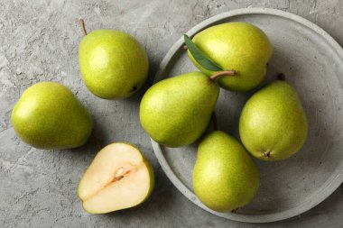 Gri armutlu yeşil tepsi