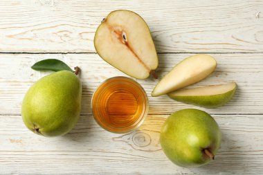 Taze yeşil armutlar ve ahşap arka planda meyve suyu.