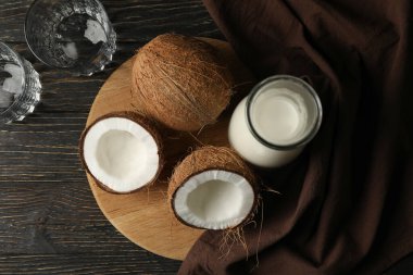 Tahta zeminde taze hindistan cevizi ve hindistan cevizi sütü.