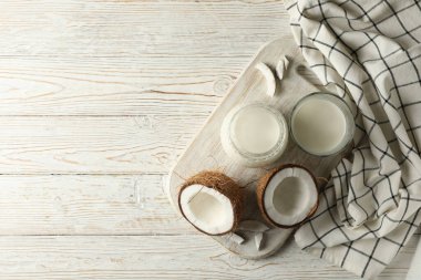 Tahta üzerinde taze hindistan cevizi ve hindistan cevizi sütü olan tahta.