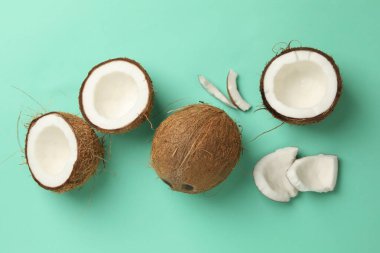 Nane arkaplanda taze hindistan cevizi, üst görünüm