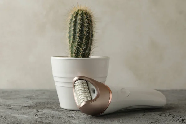 Epilator Och Vas Med Kaktus Grått Bord — Stockfoto