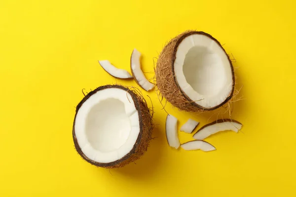 Gruppe Von Leckeren Frischen Kokosnüssen Auf Gelbem Hintergrund — Stockfoto
