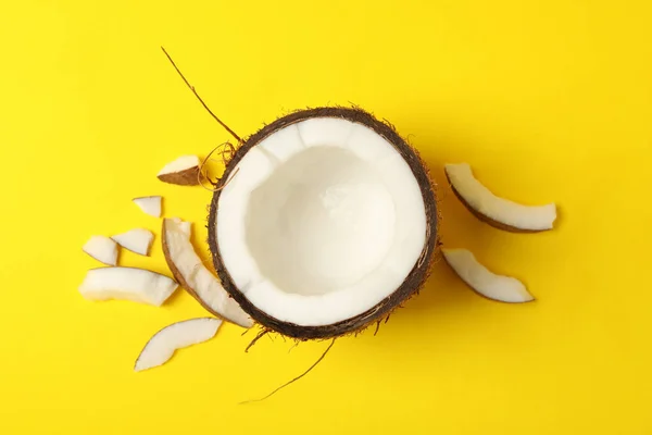 Die Hälfte Der Frischen Kokosnuss Auf Gelbem Hintergrund — Stockfoto