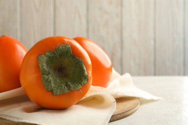 Beyaz masa üzerinde hurma olan tahta, kapat