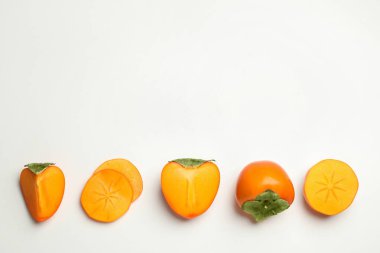 Beyaz arkaplanda taze olgun hurma, üst görünüm