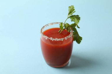 Mavi arka planda bir bardak Bloody Mary.