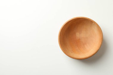 Beyaz arkaplanda boş ahşap kase, metin için boşluk