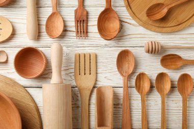 Beyaz ahşap masada ahşap tabakların deseni