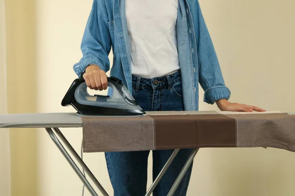 Frau Jeans Bügelt Küchentuch Auf Bügelbrett — Stockfoto