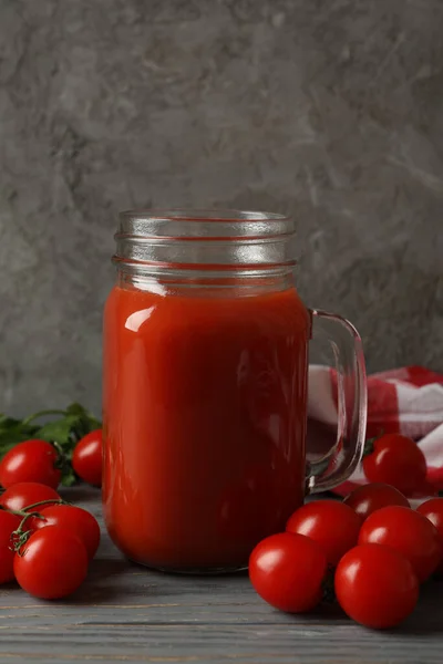 Glas Tomatensaft Tomaten Und Küchentuch Auf Holzgrund — Stockfoto
