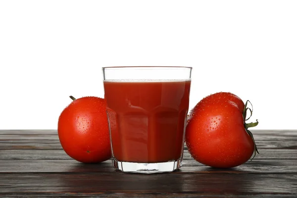 Glas Tomatensaft Und Tomaten Auf Holztisch Isoliert Auf Weißem Hintergrund — Stockfoto