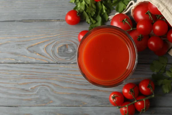 Glas Tomatensaft Und Tomaten Auf Grauem Holztisch — Stockfoto