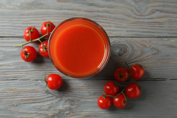 Glas Tomatensaft Und Tomaten Auf Grauem Holztisch — Stockfoto