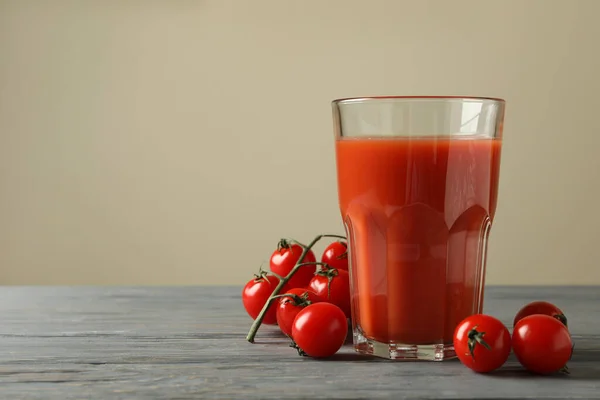 Glas Tomatensaft Und Tomaten Auf Grauem Holztisch — Stockfoto