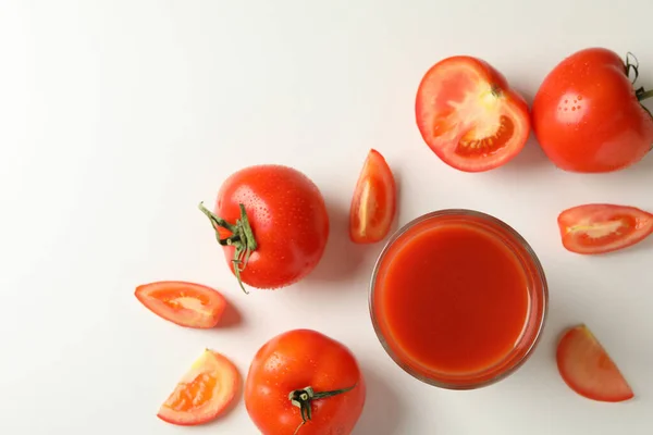 Glas Tomatensaft Und Tomaten Auf Weißem Hintergrund — Stockfoto