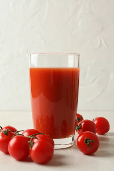 Glas Tomatensaft Und Tomaten Auf Weißem Hintergrund — Stockfoto