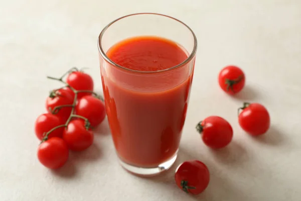 Glas Tomatensaft Und Tomaten Auf Weißem Hintergrund — Stockfoto