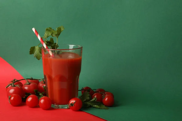 Glas Tomatensaft Und Tomaten Auf Zweifarbigem Hintergrund — Stockfoto