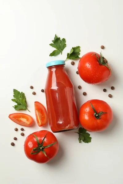 Botella Jugo Tomate Tomates Especias Sobre Fondo Blanco —  Fotos de Stock