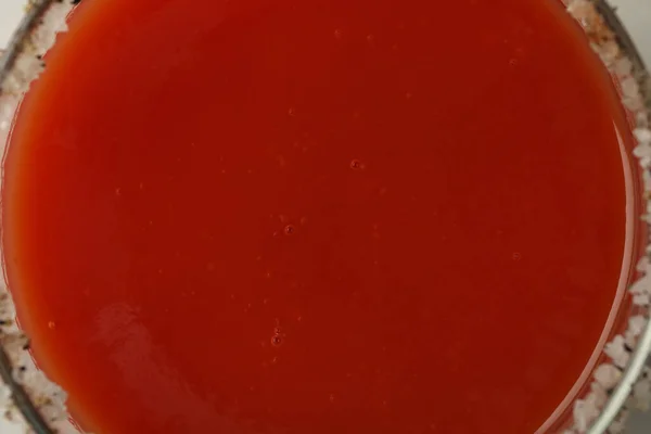 Glas Tomatensap Met Zout Rand Bovenaanzicht Close — Stockfoto