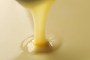 Tüm arka plana yoğunlaştırılmış süt dök, kapat