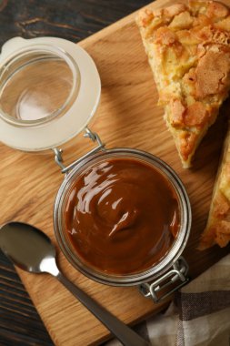 Tahta zemin üzerinde turta ve karamel yoğunlaştırılmış süt bulunan tahta.
