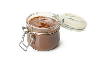 Beyaz zemin üzerinde karamelli yoğunlaştırılmış süt bulunan cam kavanoz