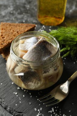 Balıklı tepsi, tuz, ekmek ve dereotlu siyah dumanlı arka plan