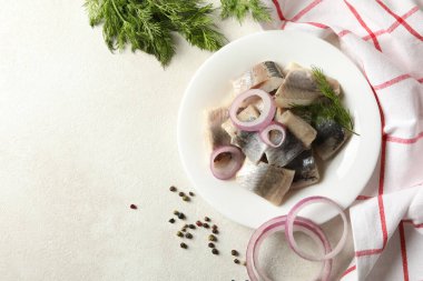 Beyaz desenli arka planda taze ringa balığı tabağıyla öğle yemeği kavramı