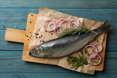 Tahta üzerinde taze ringa balığı ve baharat olan tahta kaplama.