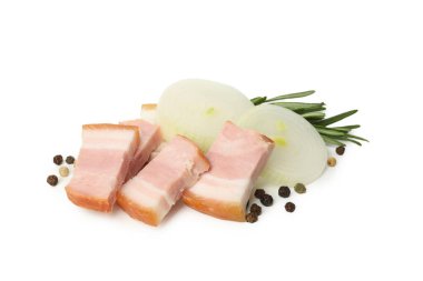 Beyaz arka planda izole edilmiş lezzetli pastırma ve baharatlar.