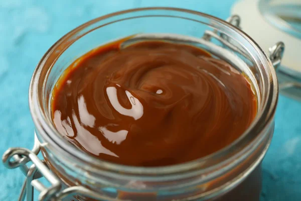 Frasco Vidro Com Leite Condensado Caramelo Sobre Fundo Azul — Fotografia de Stock