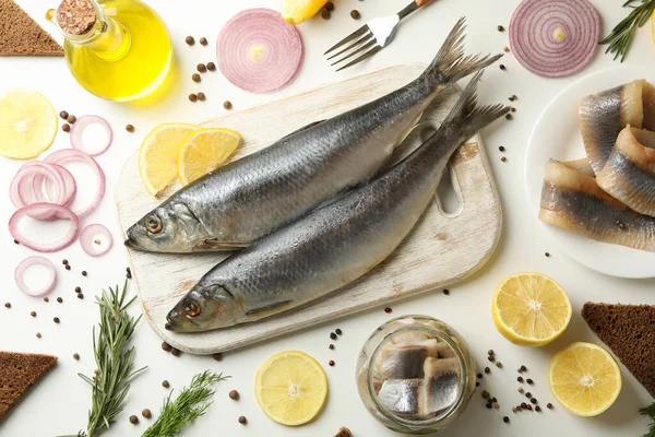 Koncept Chutného Oběda Čerstvými Sledě Ryby Bílém Pozadí — Stock fotografie