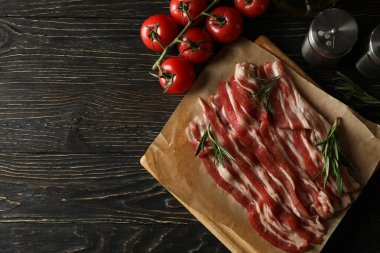 Tahtada domuz pastırması olan lezzetli atıştırmalık kavramı