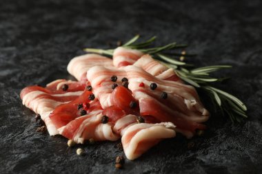 Siyah dumanlı arka planda lezzetli pastırma ve baharatlar.