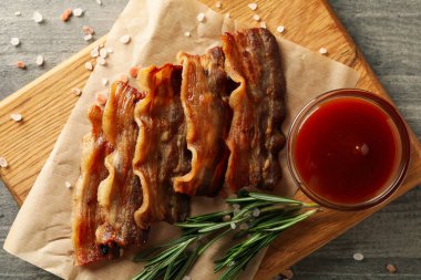 Lezzetli atıştırmalık ve kızarmış domuz pastırması.