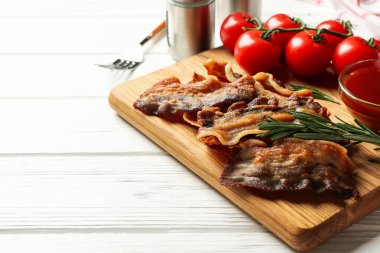 Ahşap arka planda kızarmış pastırmalı lezzetli atıştırmalık kavramı.