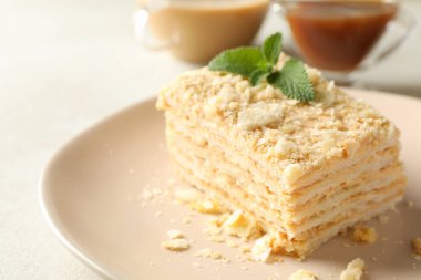 Lezzetli öğle yemeği kavramı ve Napolyon keki.