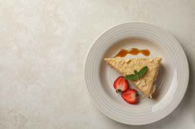 Lezzetli Napolyon pastası beyaz arka planda - gri