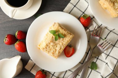 Gri ahşap arka planda Napolyon kekiyle lezzetli öğle yemeği kavramı