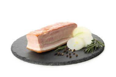 Beyaz arka planda izole edilmiş pastırmalı ve baharatlı tepsi