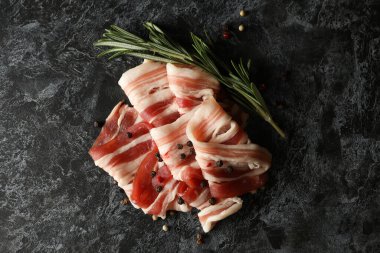 Siyah dumanlı arka planda lezzetli pastırma ve baharatlar.