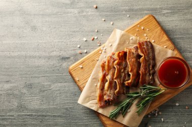 Lezzetli atıştırmalık ve kızarmış domuz pastırması.