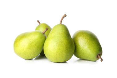 Beyaz zemin üzerinde taze yeşil armutlar izole